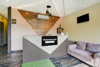 Super Townhouse LBS Road BKC Formerly Royal Palace