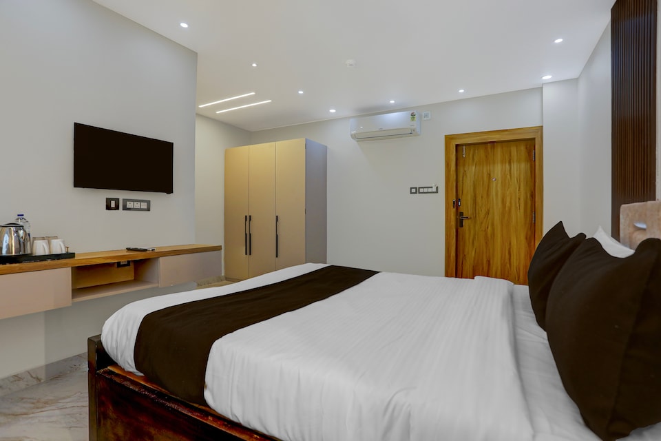 Super Townhouse Puri Bypass Crossway Formerly Hotel Pratee Heights, Khandagiri Bhubaneswar, Bhubaneswar