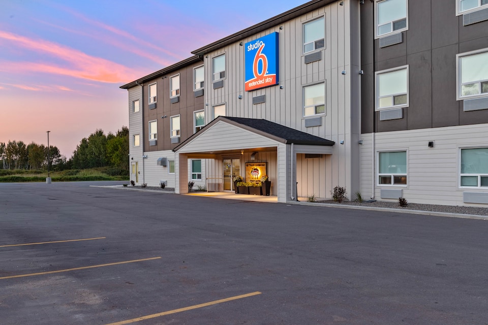 Studio 6 Fort Frances, ON, P9A, Fort Frances