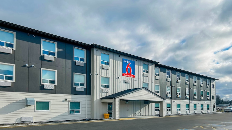 Studio 6 Fort Frances, ON, P9A, Fort Frances