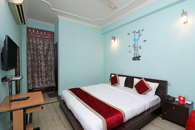 OYO The Golden Door Near Lotus Temple