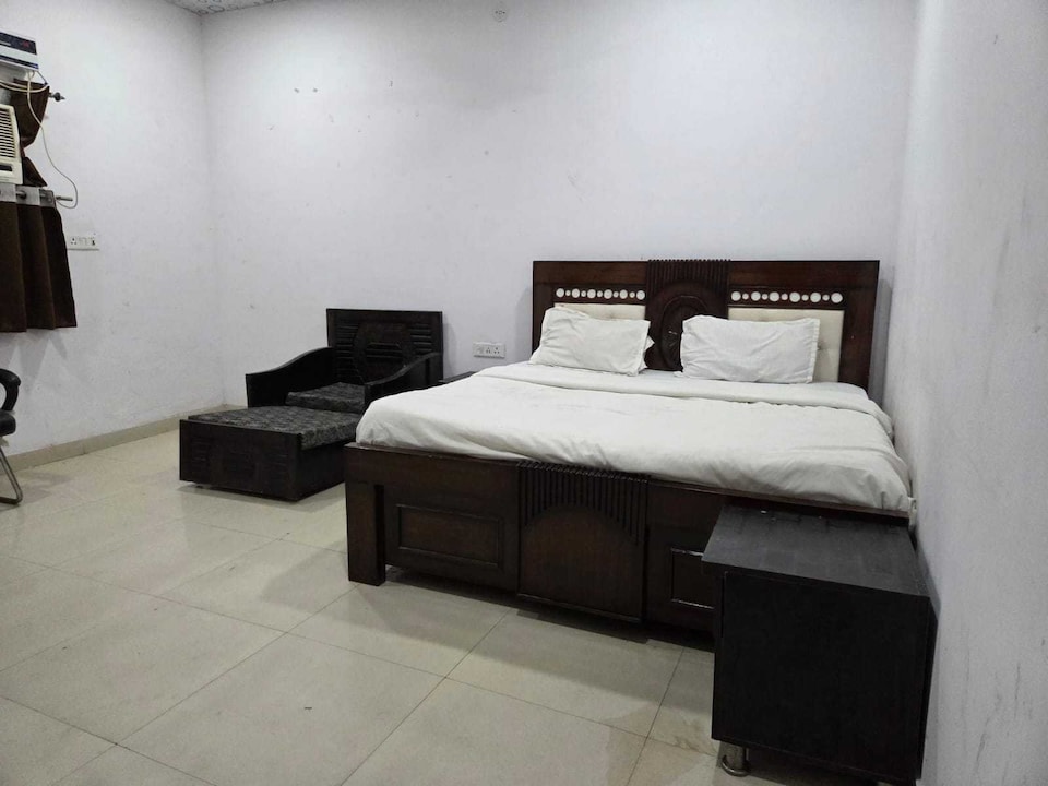 Hotel O AK CONTINENTAL, Rajouri Garden Delhi, Delhi