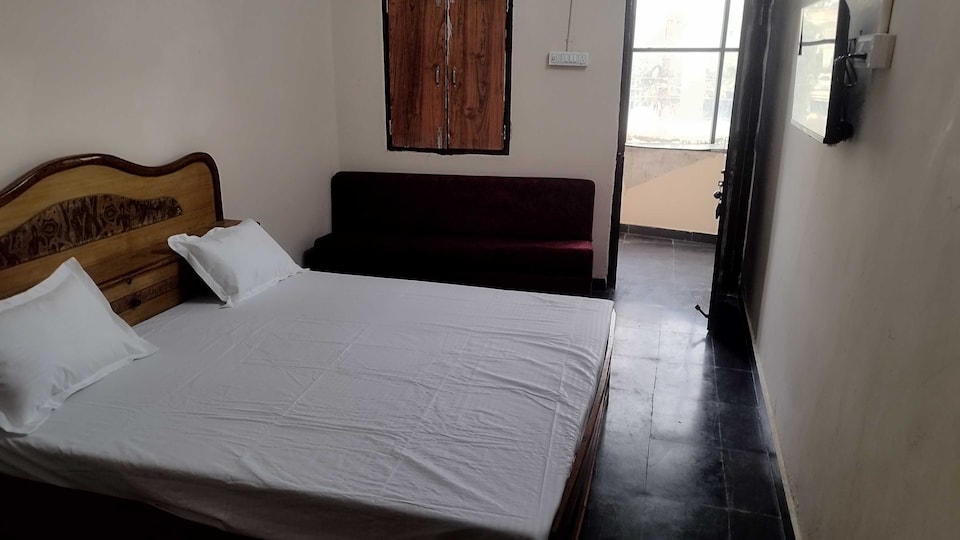 Hotel O Star INN, Airport Road - Raipur, Raipur