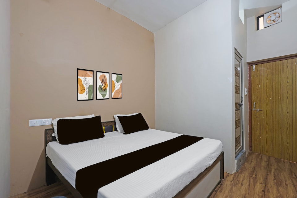 Hotel O Star INN, Airport Road - Raipur, Raipur