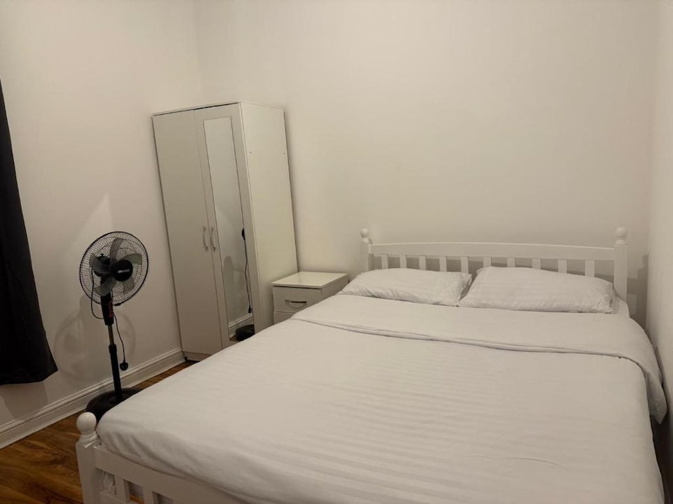 Rayan's Lodge Stratford London by OYO, Stratford London, London