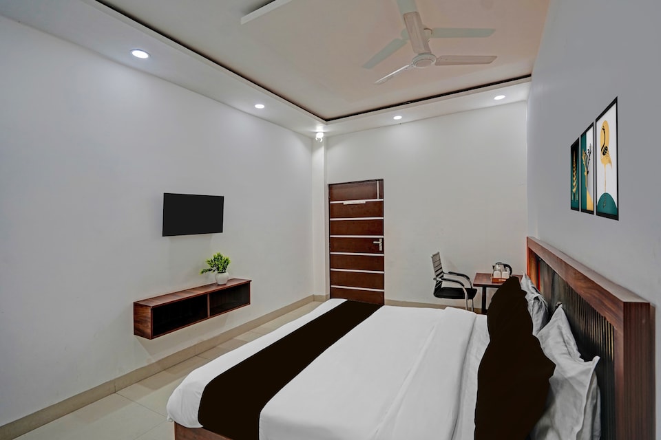 Hotel O Sector 110 Noida Formerly Luv Kush Tower Bhangel, Noida Expressway SEZ, Noida