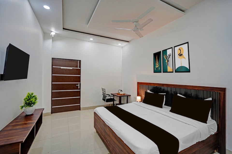 Hotel O Sector 110 Noida Formerly Luv Kush Tower Bhangel, Noida Expressway SEZ, Noida