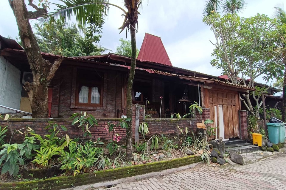 OYO 95051 Seven Trumpets Guest House, Condongcatur, Yogyakarta
