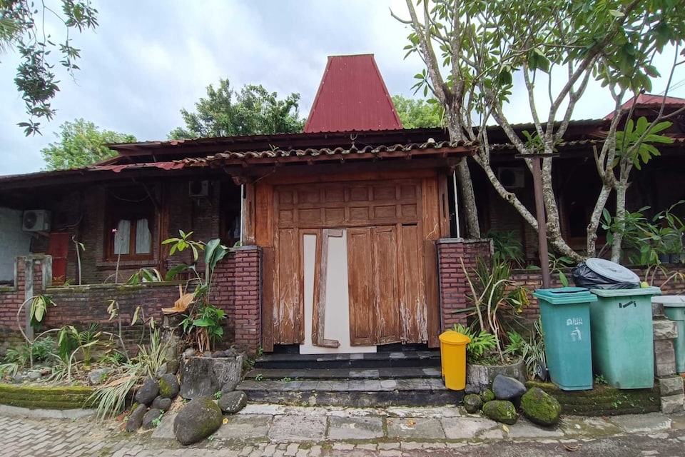 OYO 95051 Seven Trumpets Guest House, Condongcatur, Yogyakarta