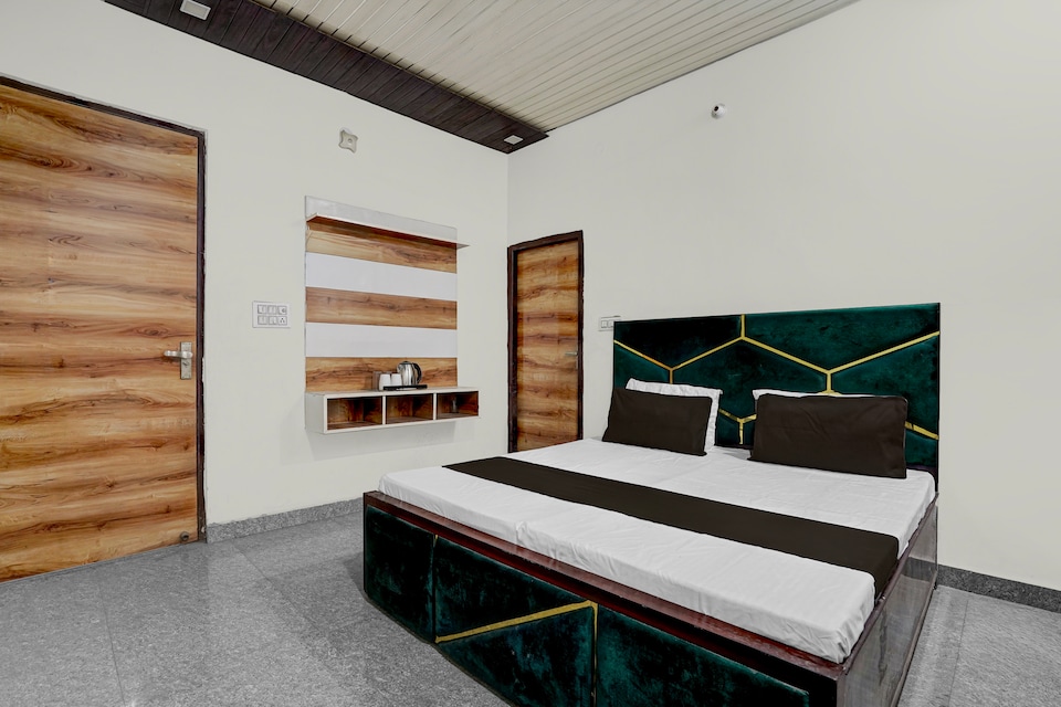 SPOT ON VS, North Delhi, Delhi