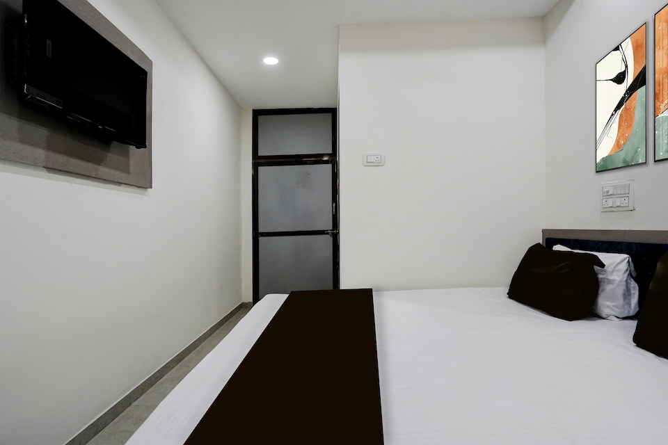 Hotel O Raghukrupa & Guest House , Karelibaug Vadodara, Vadodara