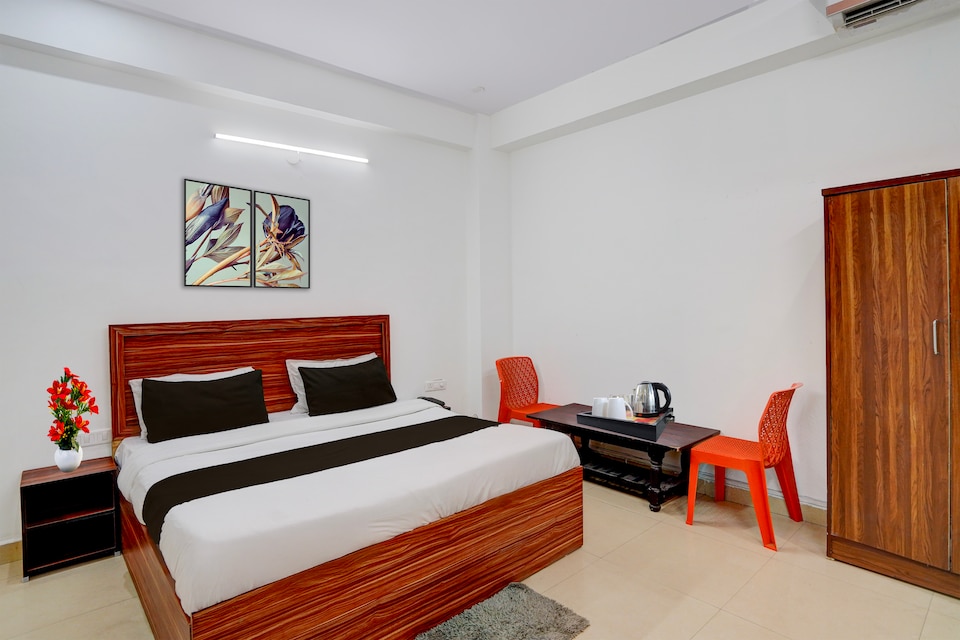 Super Collection O Noida Sector 52 Metro Station Formerly Hotel Metro View , Noida City, Noida