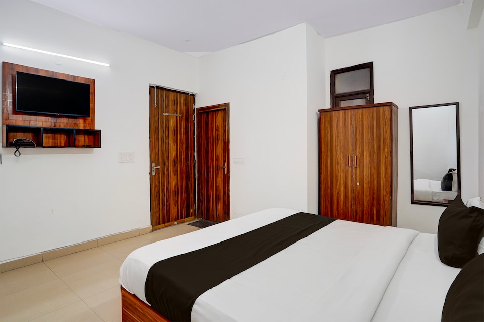 Super Collection O Noida Sector 52 Metro Station Formerly Hotel Metro View , Noida City, Noida