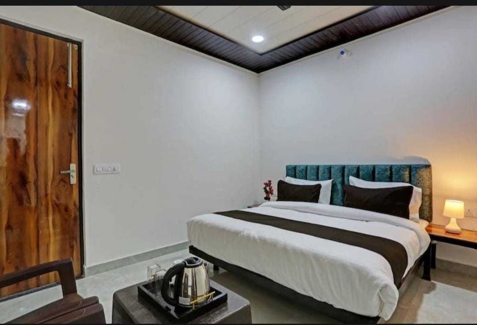 Hotel OThe  Signature Stay Guest House, North Delhi, Delhi