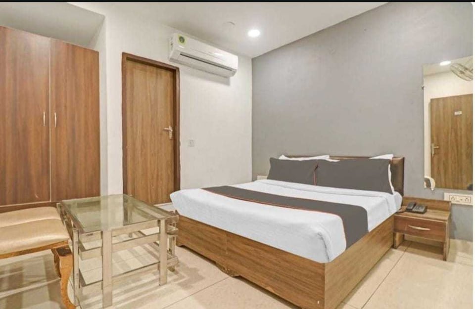 Hotel OThe  Signature Stay Guest House, North Delhi, Delhi