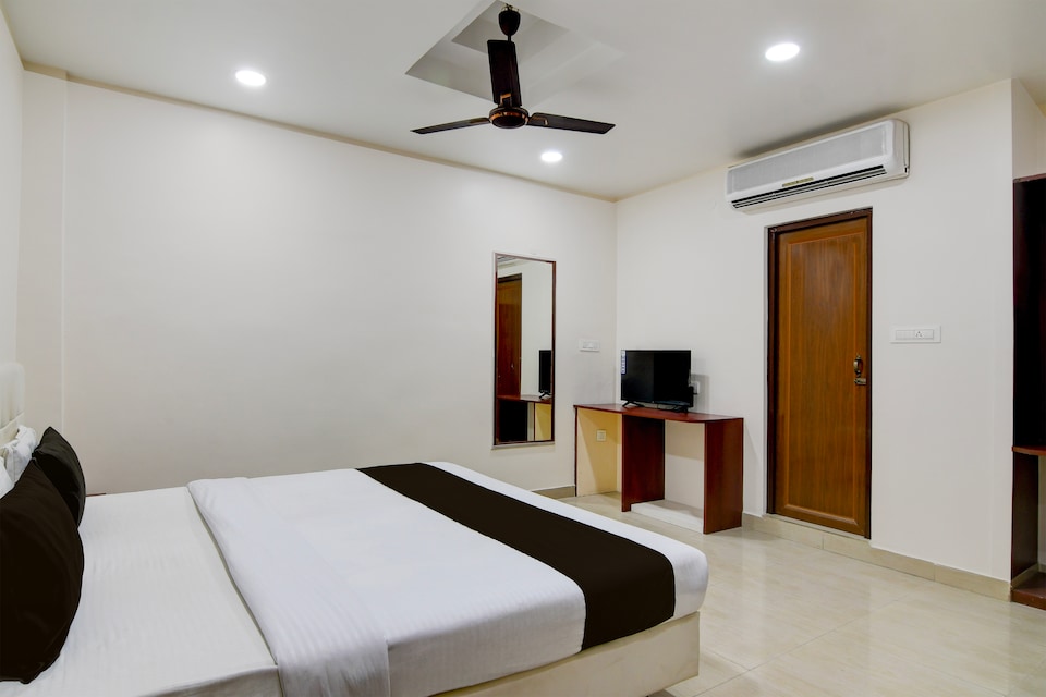 Hotel O Kanchenjunga Stadium Formerly Bindhan's Inn, Hong Kong Market Area Siliguri, Siliguri