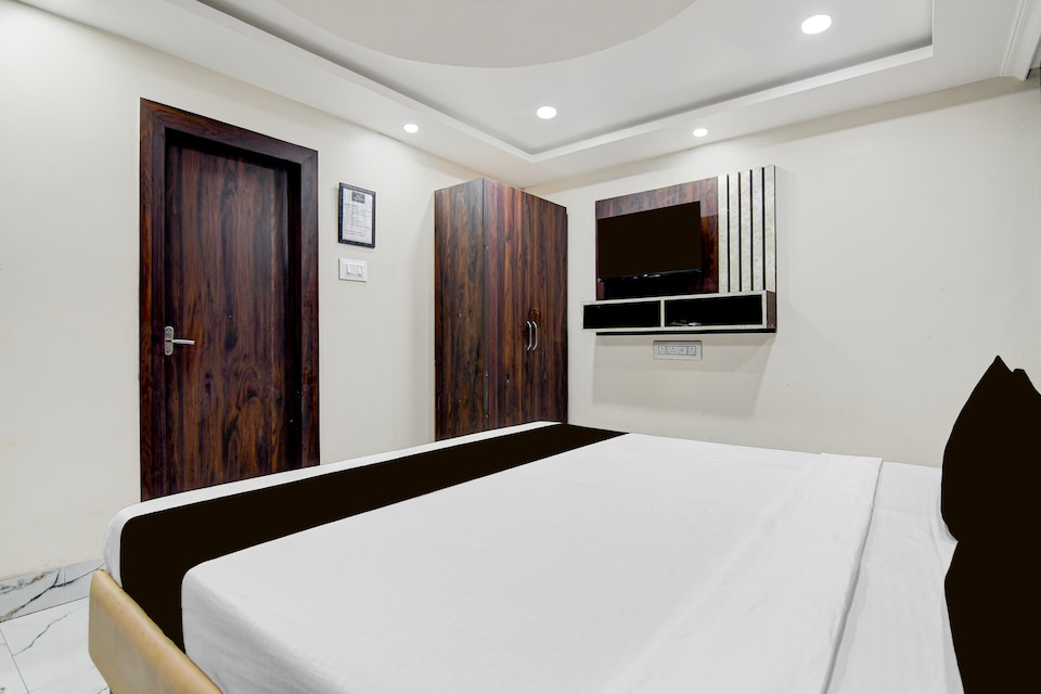 Hotel O Barasat Government College Formerly Mivaan Comfort, VIP Road Kolkata, Kolkata