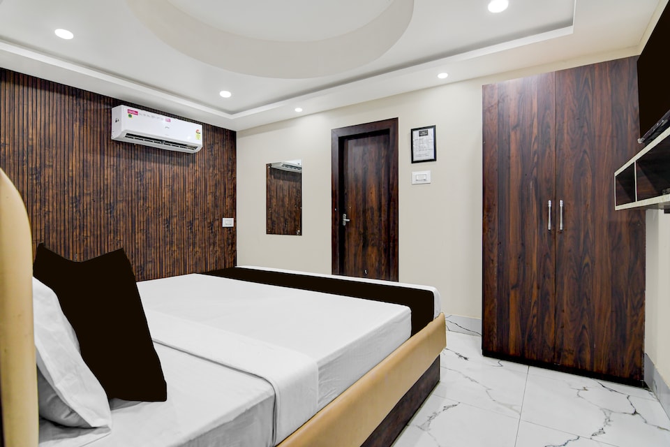 Hotel O Barasat Government College Formerly Mivaan Comfort, VIP Road Kolkata, Kolkata