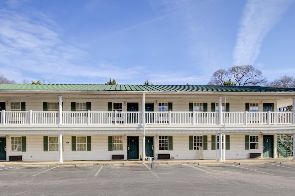 Plantation Inn & Suites Near Locust Grove I 75,  Jackson, GA,  Jackson, GA
