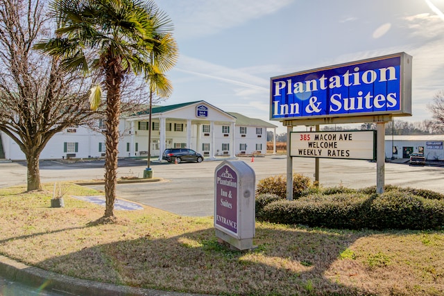 Plantation Inn & Suites Near Locust Grove I 75