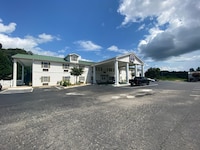 Plantation Inn & Suites by Hotel O Jackson GA