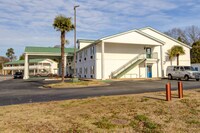 Plantation Inn & Suites Near Locust Grove I 75