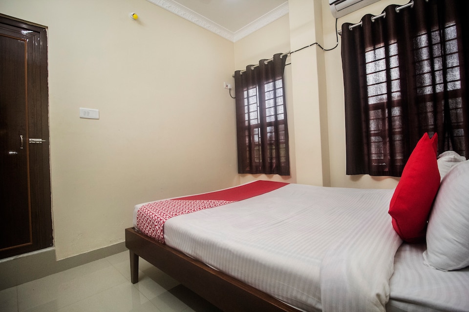 OYO 13343 SS Lodge, Hong Kong Market Area Siliguri, Siliguri