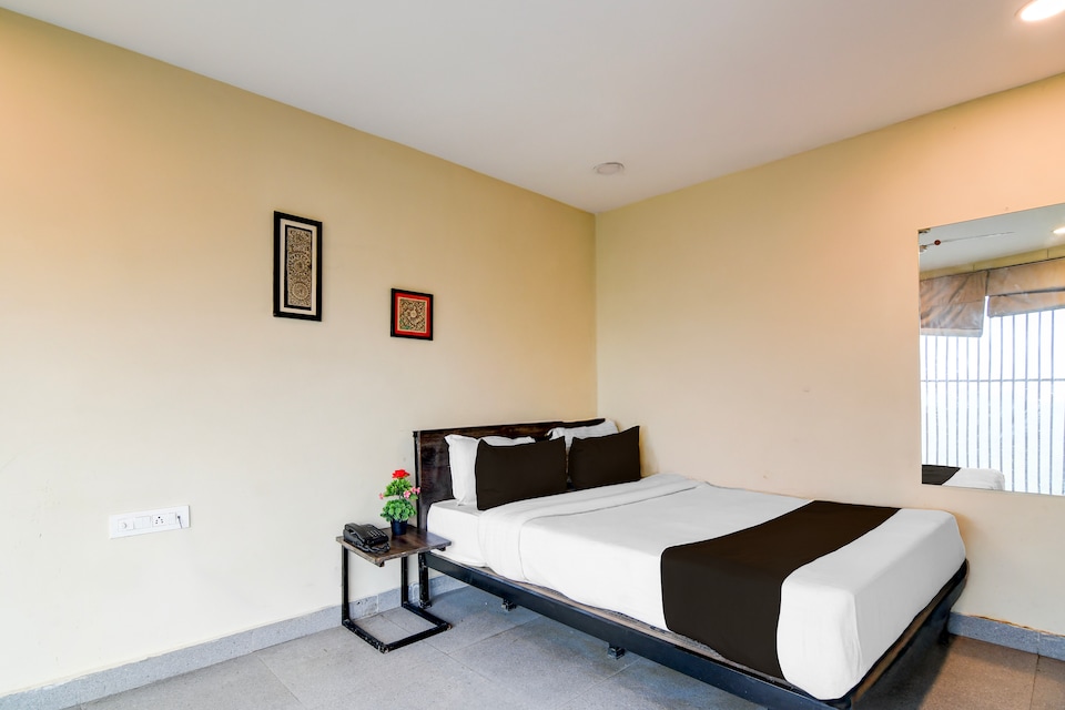 Hotel O Premium 12th Night, VIP Road Kolkata, Kolkata