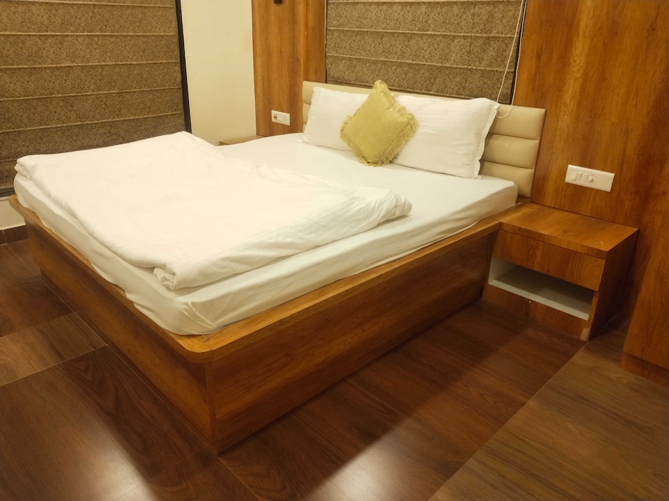 Hotel O Premium 12th Night, VIP Road Kolkata, Kolkata