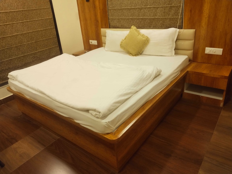 Hotel O Premium 12th Night, VIP Road Kolkata, Kolkata