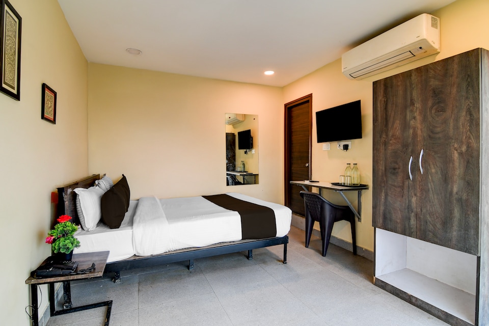 Hotel O Premium 12th Night, VIP Road Kolkata, Kolkata