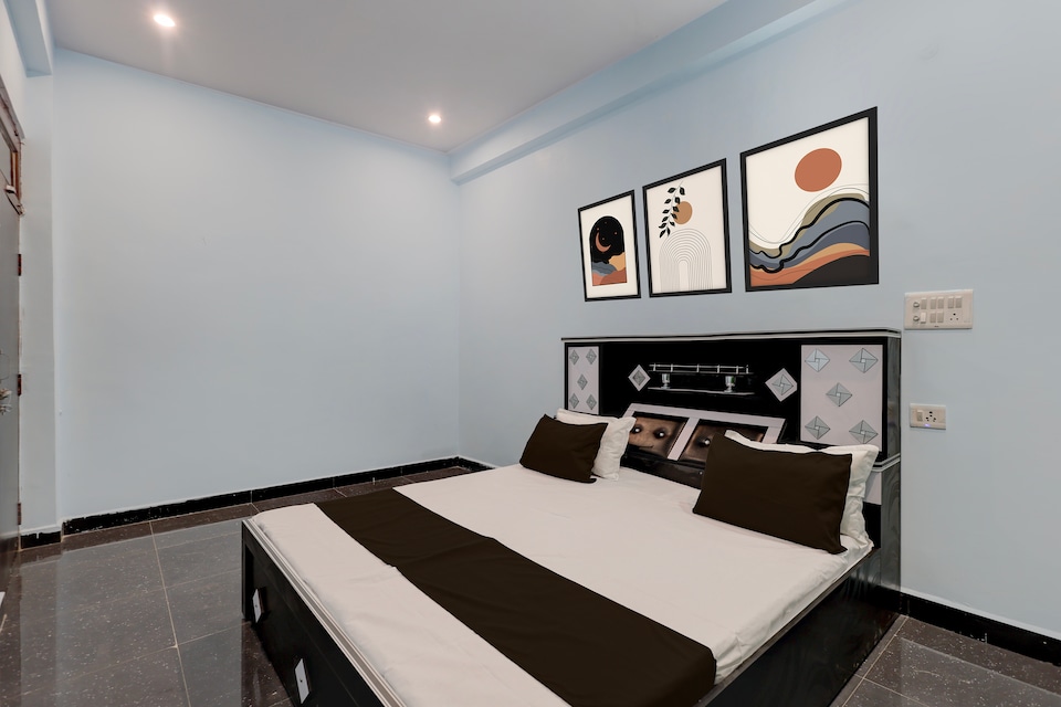 SPOT ON Galaxy Hotel, Chowk Allahabad, Prayagraj