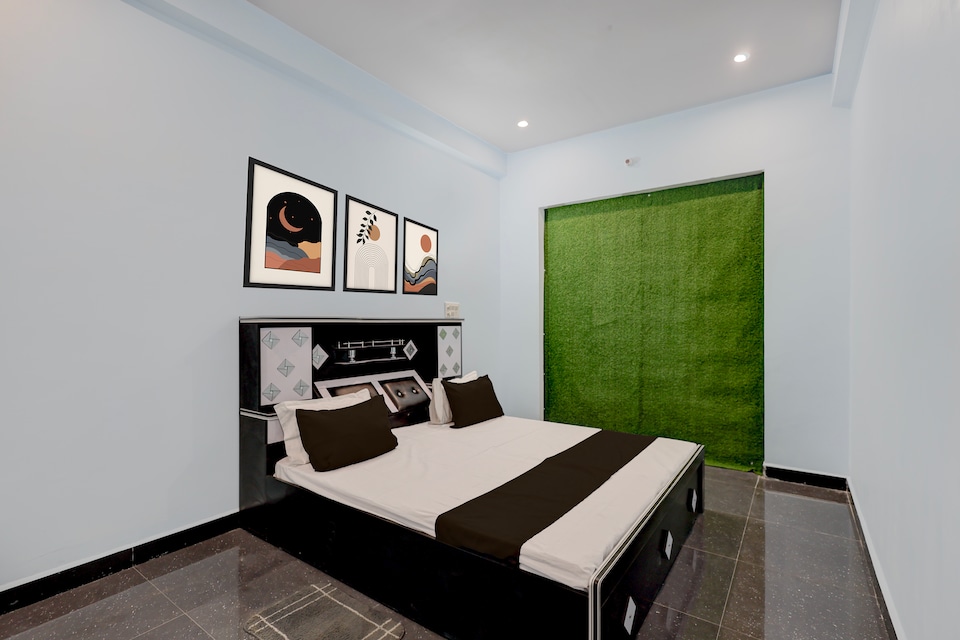 SPOT ON Galaxy Hotel, Chowk Allahabad, Prayagraj