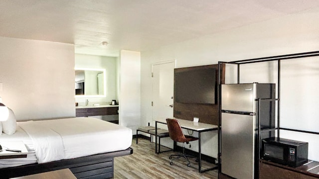 1 King Bed | Mob Acc RI Shwr Nsmk Micfridg