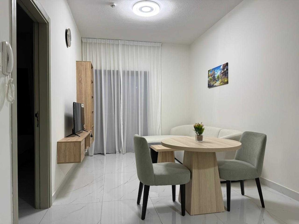Luxury Apartment with Pool Gym & Free Parking at Equiti Gates Jebel Ali, Discovery Garden Dubai, Dubai