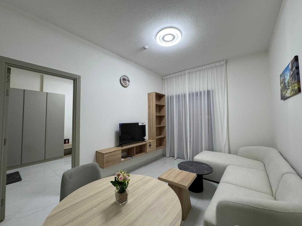 Luxury Apartment with Pool Gym & Free Parking at Equiti Gates Jebel Ali, Discovery Garden Dubai, Dubai