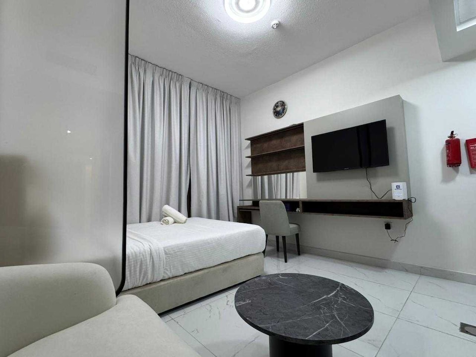 Luxury Apartment with Pool Gym & Free Parking at Equiti Gates Jebel Ali, Discovery Garden Dubai, Dubai