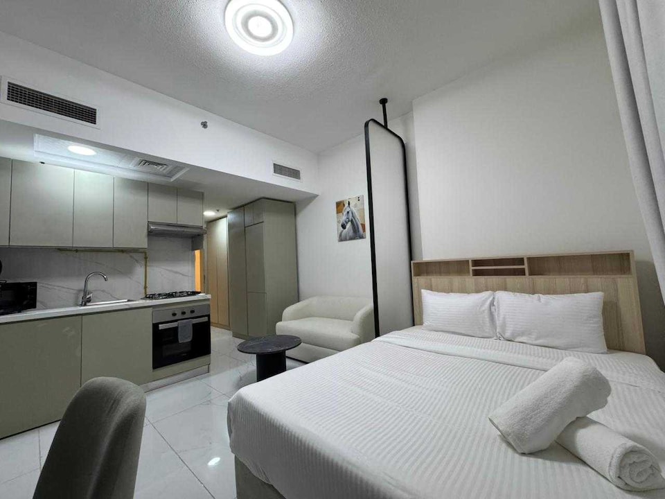 Luxury Apartment with Pool Gym & Free Parking at Equiti Gates Jebel Ali, Discovery Garden Dubai, Dubai