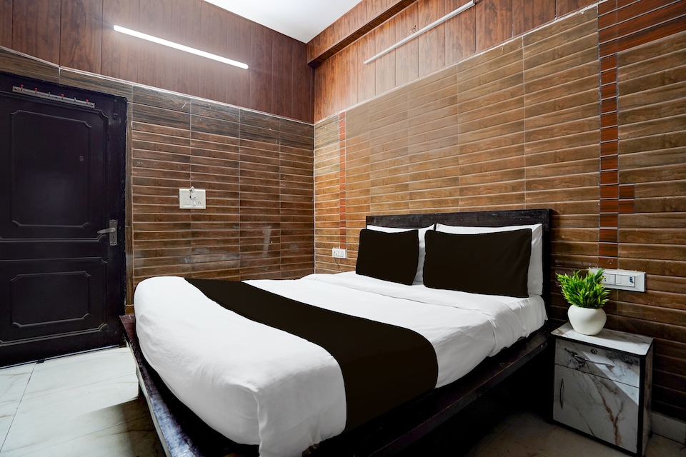 Collection O Hindon Airport Ghaziabad, Vaishali Kaushambi Metro, Ghaziabad