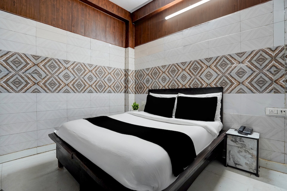 Super Collection O Gurjur Chowk Formerly CSRK , Vaishali Kaushambi Metro, Ghaziabad