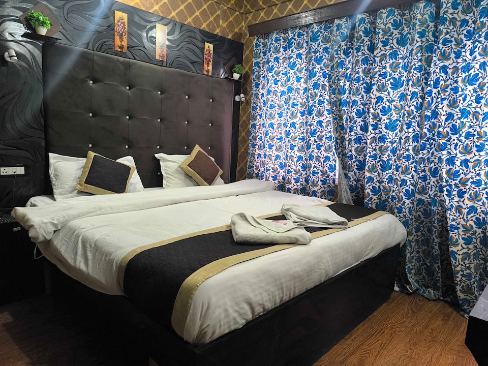 Collection O Kursoo Rajbagh Formerly Mid Valley Residency, Rajbagh, Srinagar