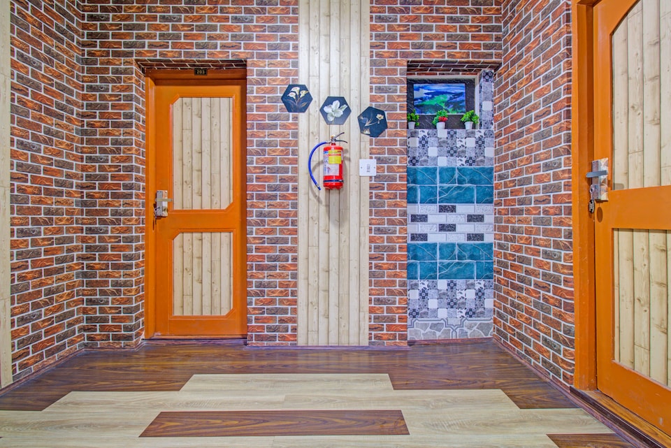 Collection O Kursoo Rajbagh Formerly Mid Valley Residency, Rajbagh, Srinagar