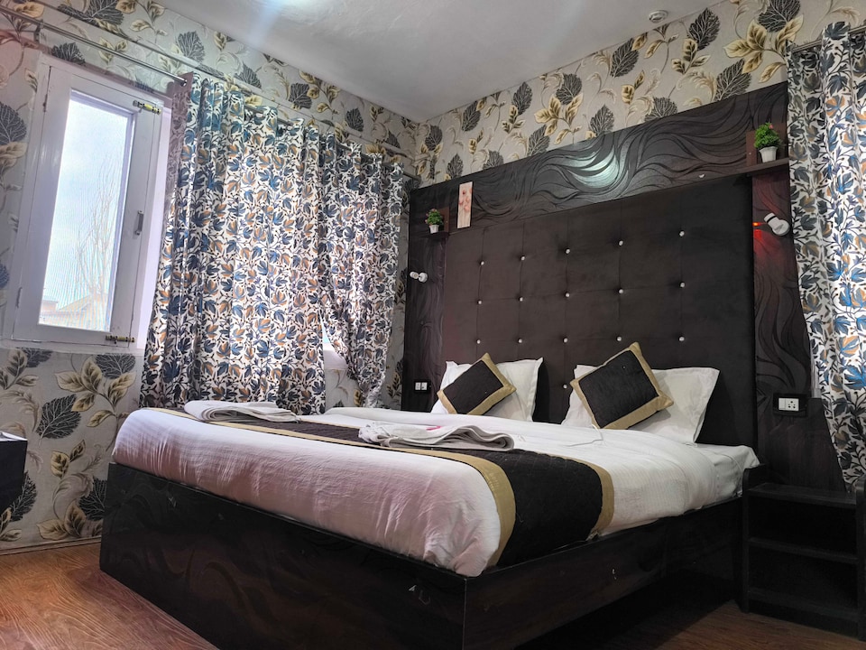 Collection O Kursoo Rajbagh Formerly Mid Valley Residency, Rajbagh, Srinagar