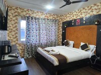 Collection O Kursoo Rajbagh Formerly Mid Valley Residency