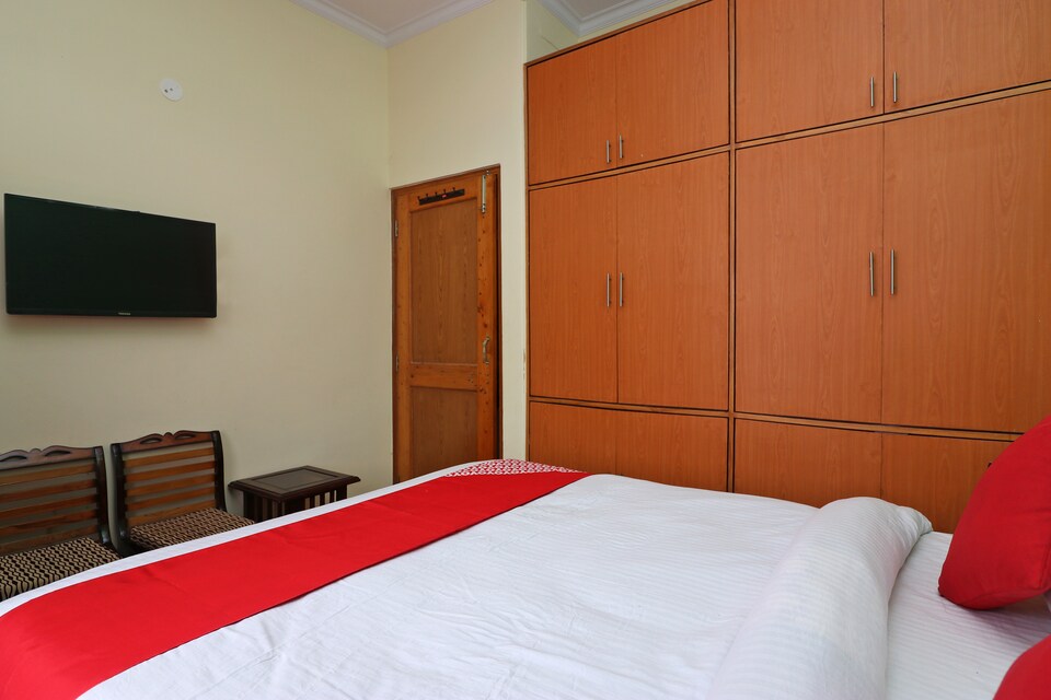OYO Home 13421 Cozy Hill View 2BHK, Chotta Shimla, Shimla