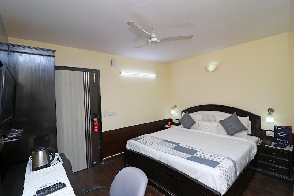 OYO Star Corporate Avenue Near Dilli Haat Ina, AIIMS Delhi, Delhi