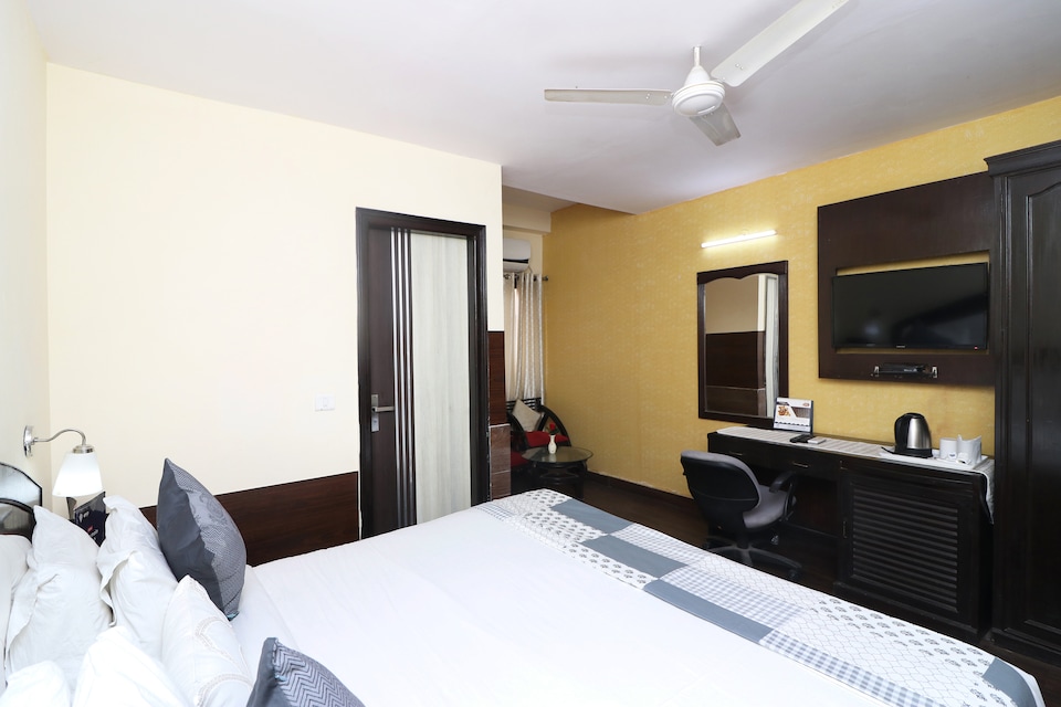 OYO Star Corporate Avenue Near Dilli Haat Ina, AIIMS Delhi, Delhi