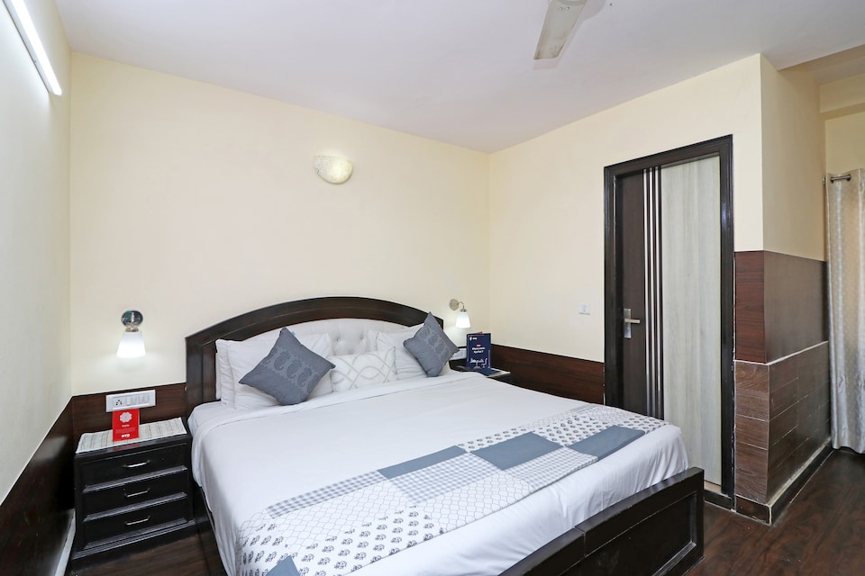 OYO Star Corporate Avenue Near Dilli Haat Ina, AIIMS Delhi, Delhi