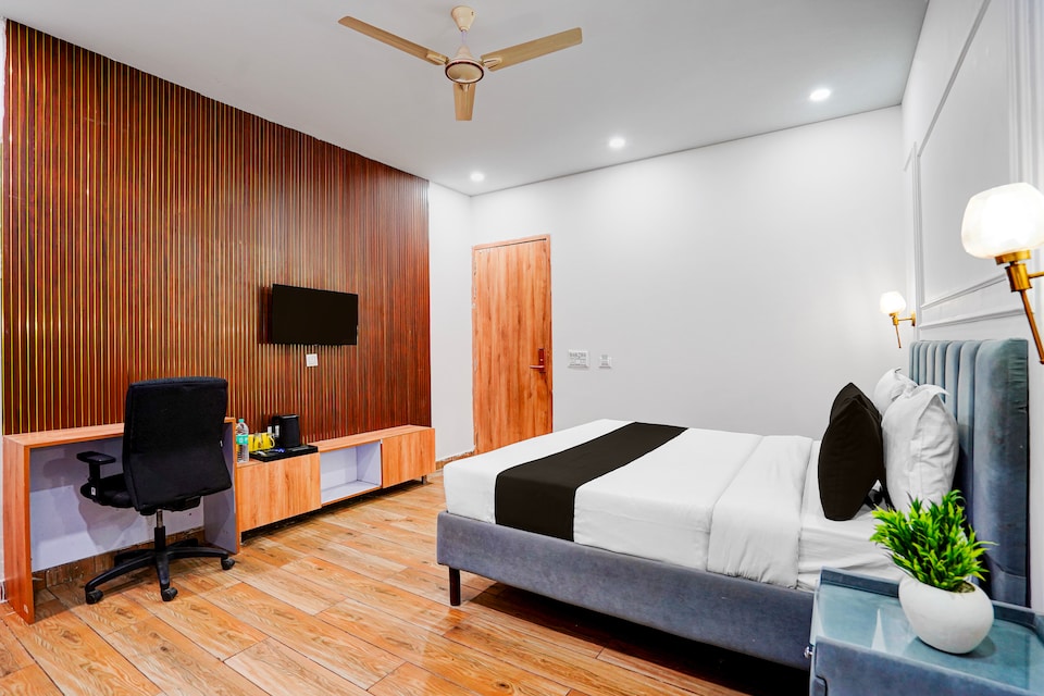  Townhouse Oak Sector 18 Metro Station Formerly Raasha Inn , Noida City, Noida