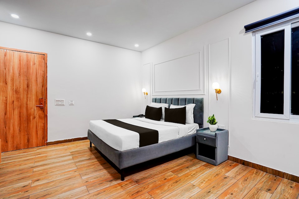  Townhouse Oak Sector 18 Metro Station Formerly Raasha Inn , Noida City, Noida